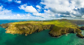 Treathro Farm - The Granary, a stunning coastal retreat